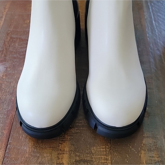 GUESS Lug Sole Chelsea Boots - Picture 5 of 10